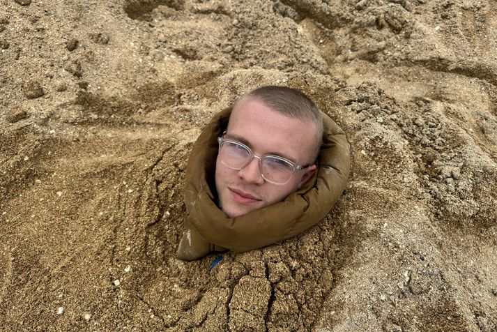 Axel Máni eyddi sólarhring niðurgrafinn í sand í Nauthólsvík.