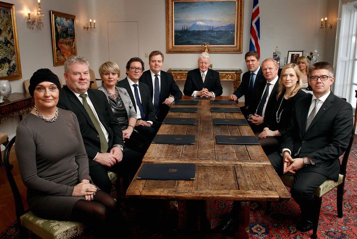Sigmundur Davíð fer enn með forsæti í þessari ríkisstjórn en samkvæmt tillögu sem þingflokkur Framsóknar samþykkti í gær mun hann stíga til hliðar og Sigurður Ingi mun taka við því embætti.