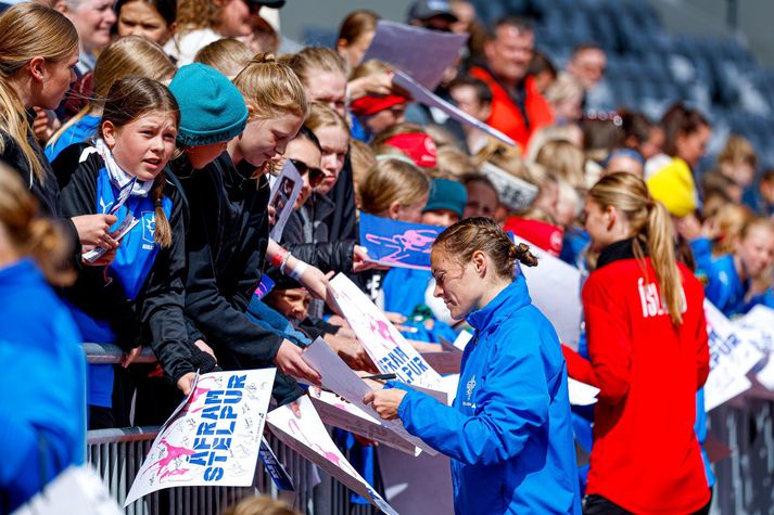 Leikmenn íslenska liðsins veittu eiginhandaáritanir eftir leikinn.