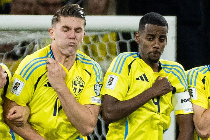 Viktor Gyokeres og Alexander Isak sjást hér saman í varnarvegg á móti Sviss í gærkvöldi.