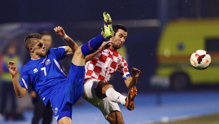 Jóhann Berg Guðmundsson í baráttunni við Króata í leiknum í Zagreb 2013.