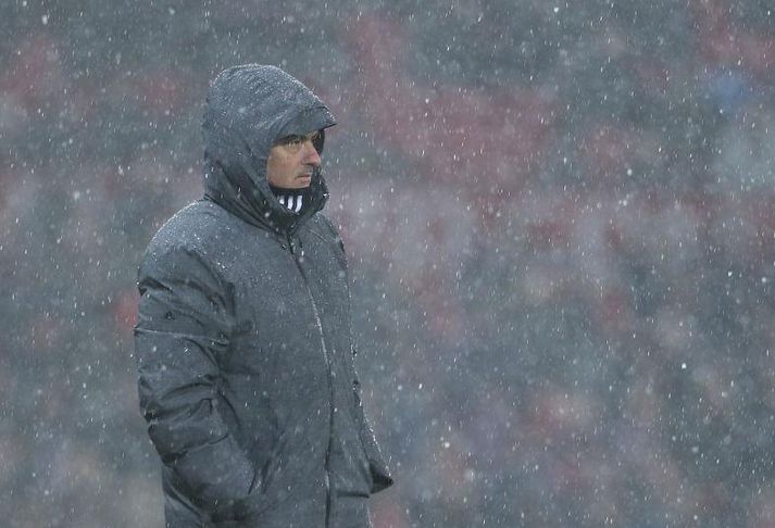 Mourinho í rigningunni í kvöld.