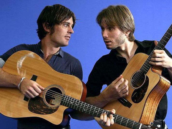 Nick McCarthy og Alex Kapranos, gítarleikarar Franz Ferdinand,  bregða á leik.