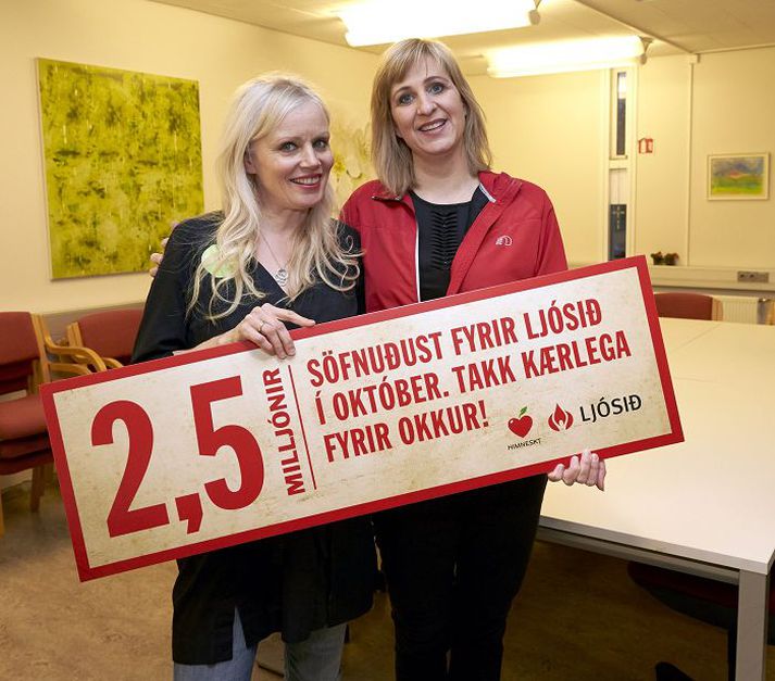 Erna Magnúsdóttir, forstöðumaður Ljóssins, tekur við styrknum frá Sollu á Gló.