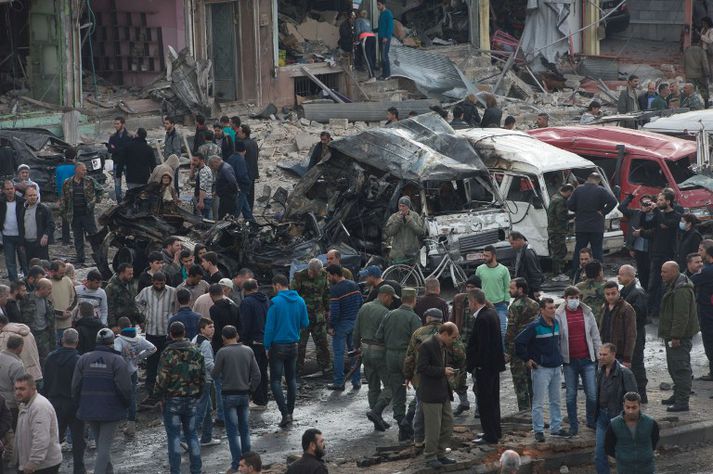 Tugir eru látnir eftir röð sprengjuárása í borgunum Homs og Damaskus.