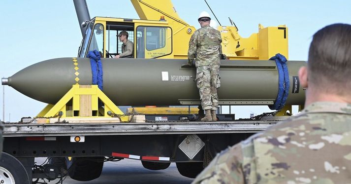 GBU-57 sprengjan er 13,6 tonn að þyngd en B-2 Spirit sprengjuþoturnar eru þeir einu sem hafa verið notaðar til að varpa þeim.