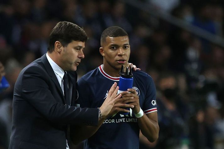 Mauricio Pochettino fer yfir málin með Kylian Mbappé.