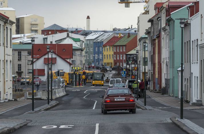 Samgöngur eru umtalsvert betri, en strætó kemur þó ekki til með að aka um götuna.