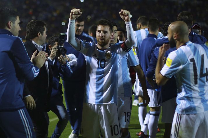 Lionel Messi fagnar í nótt.