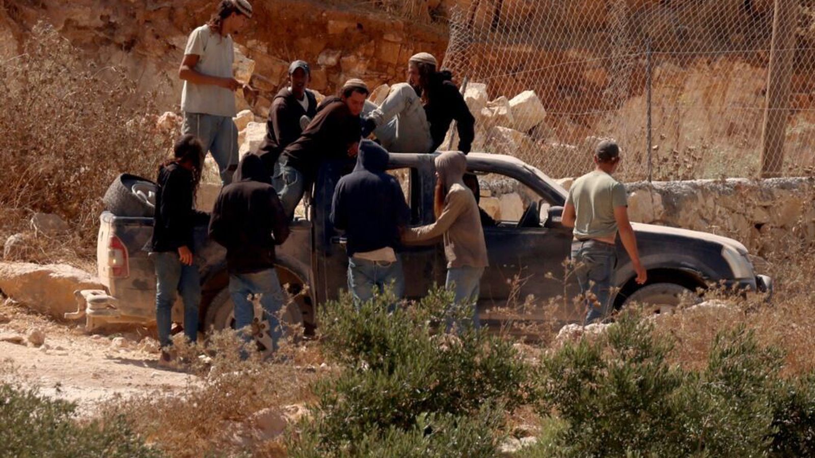 Senda inn liðs­auka þar sem land­töku­menn sitja um heimili Palestínu­manna