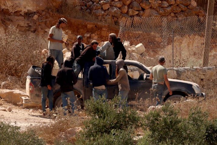 Ísraelskir landtökumenn sem lokuðu vegi að heimilum tveggja palestínskra fjölskyldna við Qusra, skrúfuðu fyrir vatn og rufu straum til þeirra á sunnudag. Þeir hafa síðan setið um fjölskyldurnar.