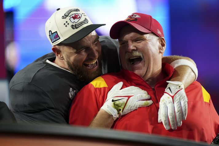 Andy Reid, þjálfari Kansas City Chiefs, með innherjanum Travis Kelce eftir sigurinn í Super Bowl 57 í nótt.