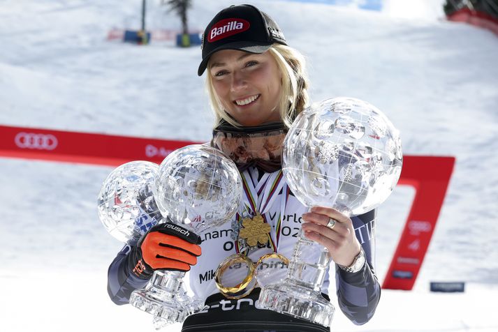 Mikaela Shiffrin með heimsbikarskúlurnar sem hún vann á þessu tímabili í samanlögðu, svigi og stórsvigi.