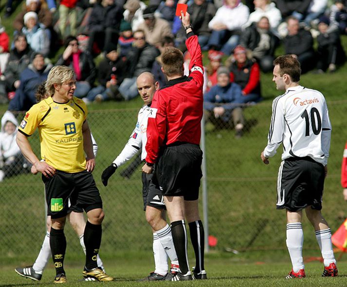 Jóhannes Valgeirsson sýnir Árna Thor Guðmundssyni, varnarmanni ÍA, rauða spjaldið í opnunarleik Íslandsmótsins 2007.