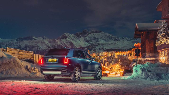 Rolls Royce Cullinan í ægifögru landslaginu í Courchevel.