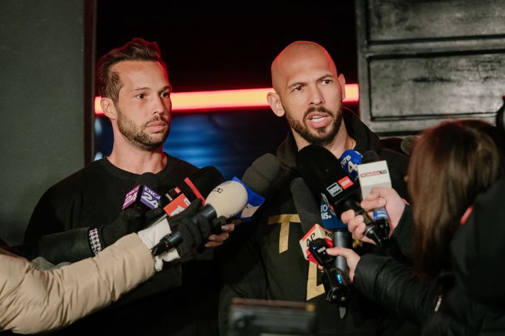 Í mars 2022 flugu Andrew Tate og bróðir hans Tristan til Bandaríkjanna frá Rúmeníu, þar sem þeir hafa verið ákærðir fyrir nauðgun, kynmök við ólögráða einstakling, mansal og peningaþvætti,