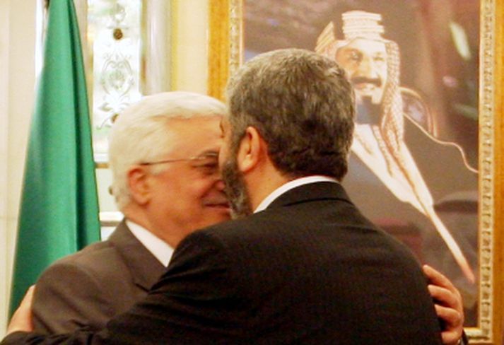 Abbas leiðtogi Fatah og Mashaal leiðtogi Hamas fallast í faðma í Mekka í gær