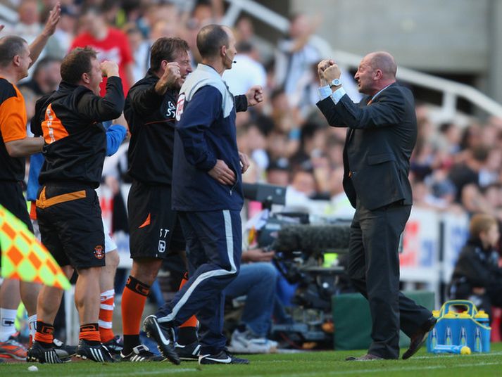Ian Holloway, stjóri Blackpool, fagnar hér í dag.