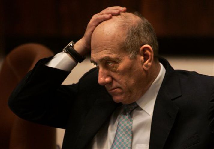 Ehud Olmert, forsætisráðherra Ísraels, hefur margt að hugsa þessa dagana. Auk krafna um afsögn hans rannsakar lögregla nú ásakanir um að hann hafi hyglað vinum sínum í tengslum við einkavæðingu banka í landinu árið 2005.