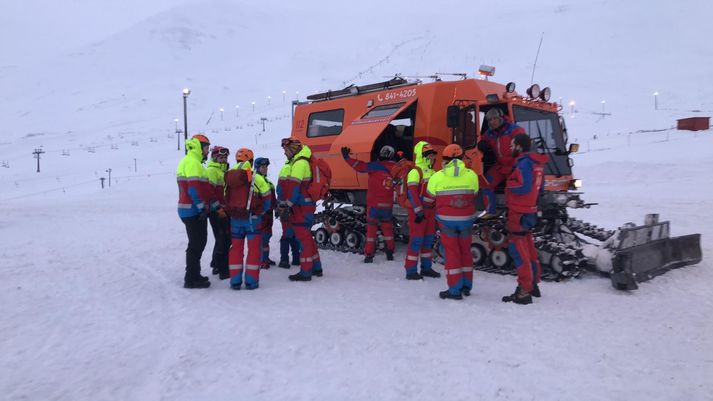 Ratownicy podczas akcji na stokach Hlíðarfjall