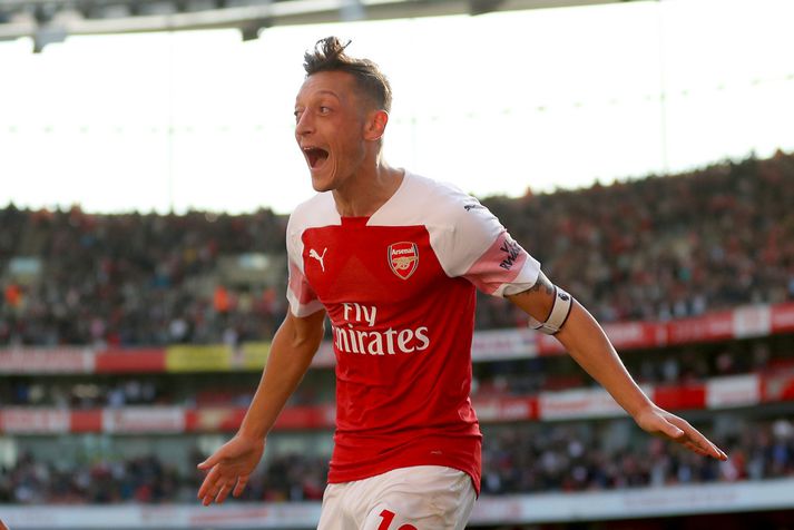 Mesut Özil fagnar marki sínu í dag.