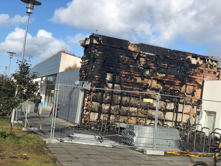 Sviðsstjóri forvarnarsviðs Slökkviliðs höfuðborgarsvæðisins segir klæninguna á Laugalækjarskóla ekki standast reglugerð