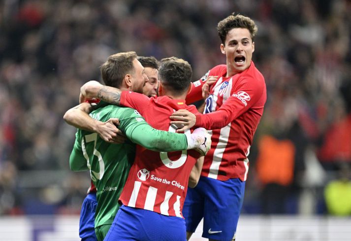 Leikmenn Atlético Madrid fögnuðu vel og lengi í gær eftir að hafa tryggt sig áfram í 8-liða úrslit með miklum naumindum.