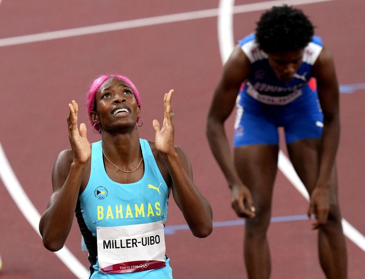 Shaunae Miller-Uibo fagnar sigri í 400 metra hlaupi í kvenna í dag.