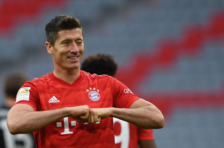 Robert Lewandowski fagnar marki gegn Düsseldorf í gær.