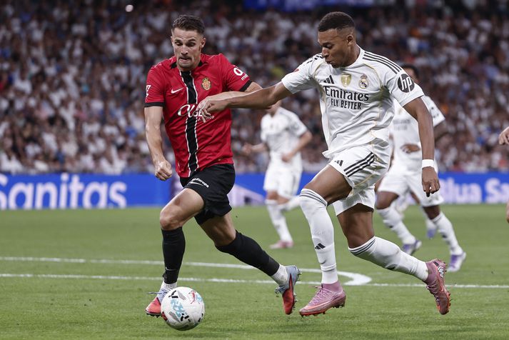 LaLiga - Real Madrid vs Real Mallorca epa12338404 Real Madrid's Kylian Mbappe (R) in action during the Spanish LaLiga soccer match between Real Madrid and RCD Mallorca, in Madrid, Spain, 30 August 2025.  EPA/SERGIO PEREZ
