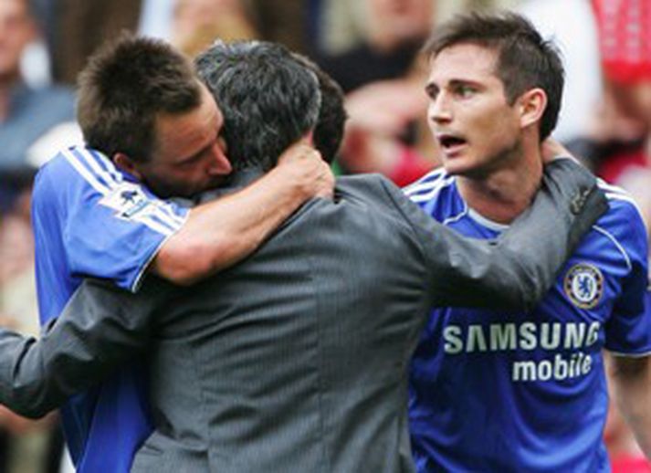 Mourinho faðmar hér John Terry og Frank Lampard, sem tóku vonbrigðin mjög nærri sér í dag