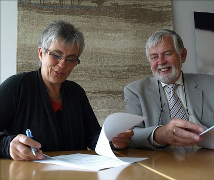 Valgerður Stefánsdóttir forstöðumaður SHH og Sighvatur Björgvinsson framkvæmdastjóri ÞSSÍ. undirrita samninginn. Mynd/ Gunnar Salvarsson.