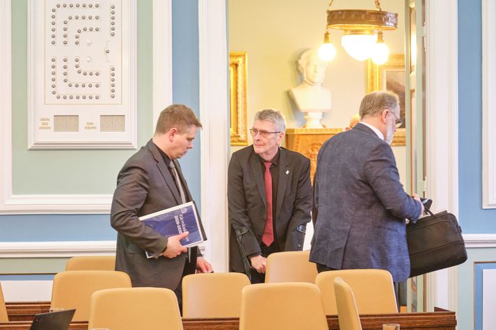 Varamaður tekur í dag sæti á Alþingi fyrir Guðmund Inga Kristinsson mennta- og barnamálaráðherra.