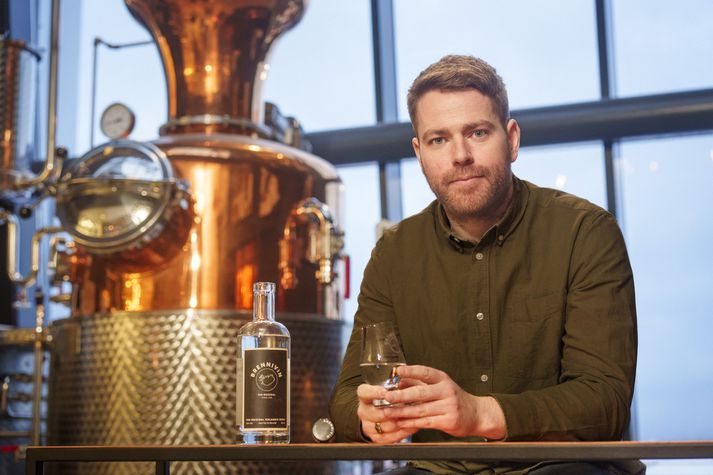 Eimingarmeistarinn Úlfur Árdal með Brennivín frá Kveldúlfi distillery.