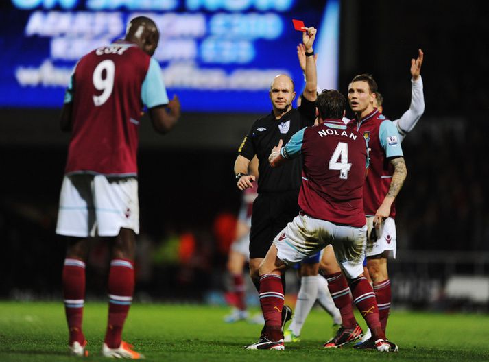 Carlton Cole sér rautt gegn Everton.