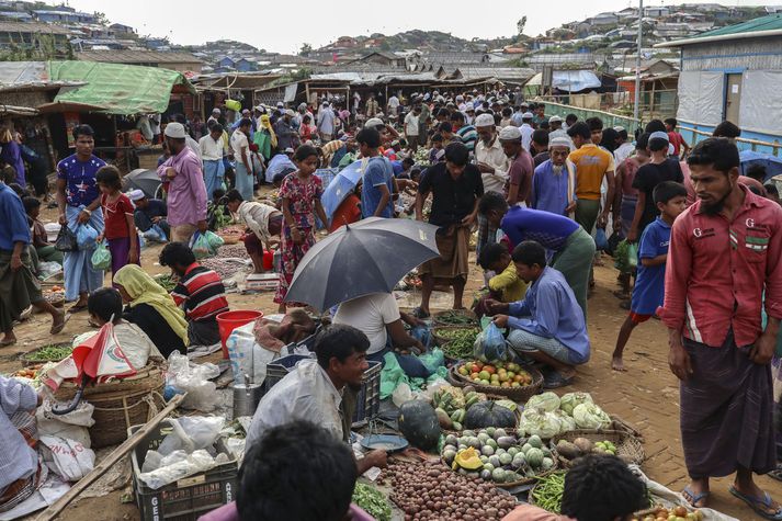 Mikill fjöldi Róhingja hefst við í flóttamannabúðunum í Cox Bazar, en talið er að um 730.000 manns búi í búðunum. Þrátt fyrir ofbeldi og glæpi reynir fólkið að lifa eðlilegu lífi líkt og að fara á markaðinn.