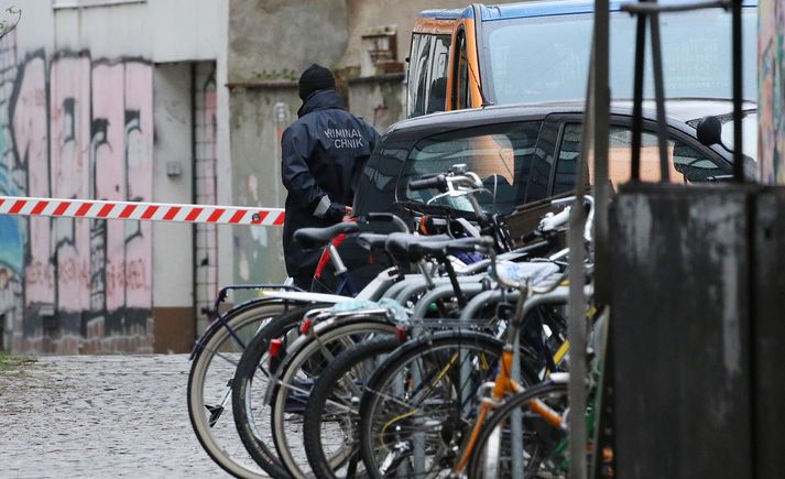 Lögreglumaður á vettvangi árásarinnar í Bremen.