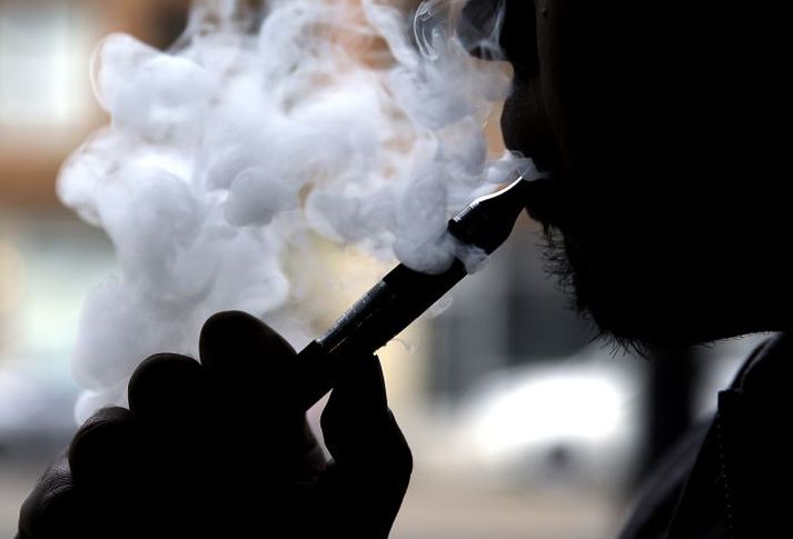 Alþjþóðaheilbrigðisstofnunin vill að notkun rafsígaretta verði bönnuð innanhúss. 