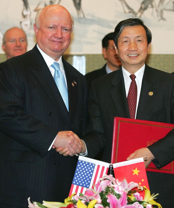 Samuel Bodman og Ma Kai, yfirmaður Þróunar- og endurbótanefndar Kína, fagna samningnum.