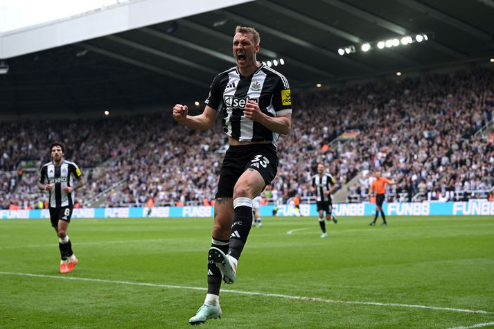 Dan Burn fagnar marki sínu fyrir Newcastle United í dag en miðvörðurinn sterki hefur átt frábært tímabil.