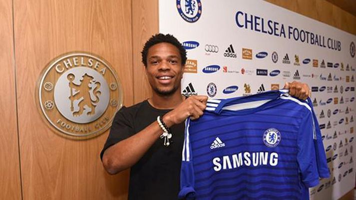 Remy með Chelsea búninginn.