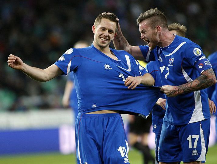 Tvö stórkostleg mörk Gylfi Þór Sigurðsson hefur skorað sigurmarkið í síðustu tveimur útileikjum íslenska liðsins en hér fagnar hann öðru marka sinna í gær ásamt landsliðsfyirliðanum Aroni Einari Gunnarssyni.Mynd/AP