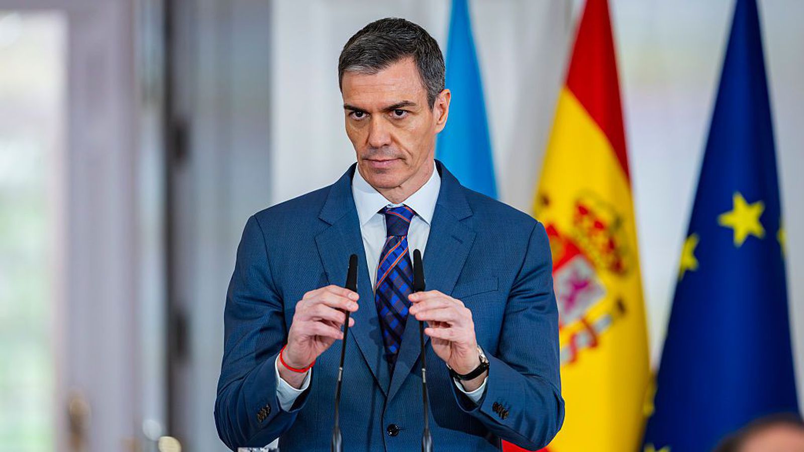 Hart sótt að Sánchez: Réttar­höld yfir litla bróður hefjast í dag