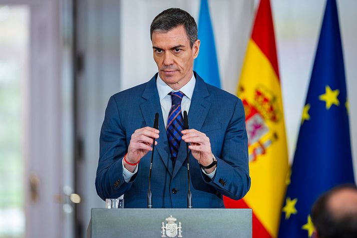 Sánchez tók sér nokkra daga til að íhuga stöðu sína eftir að greint var frá því að eiginkona hans sætti rannsókn. Hann ákvað hins vegar að taka slaginn og sitja sem fastast.