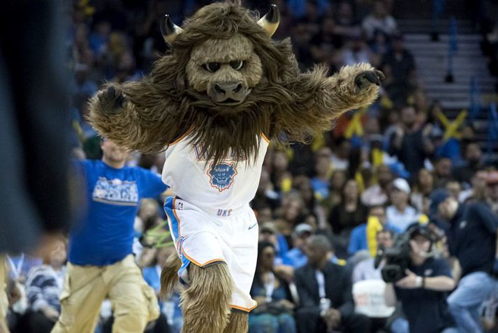 Rumble á ferðinni á leik Oklahoma City Thunder en lukkudýr Thunder liðsins tekur upp á ýmsu.