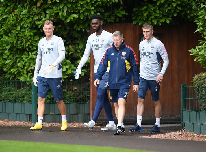 Rúnar Alex Rúnarsson ásamt Bernd Leno, Arthur Okonkwo og Steve Round á leiðinni á æfingu hjá Arsenal 