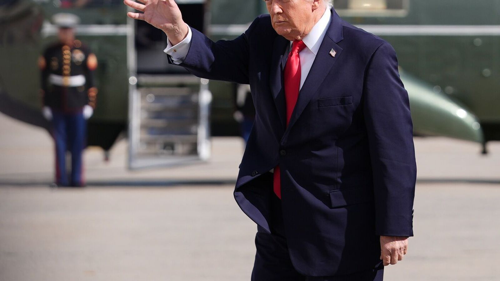 Beita buddunni til að vega á móti ó­vin­sældum Trumps