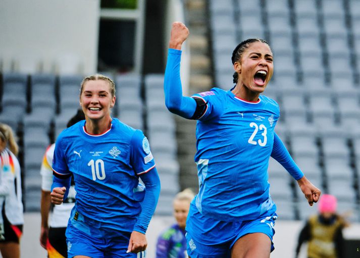 Karólína Lea Vilhjálmsdóttir og Sveindís Jane Jónsdóttir eru tvær góðar ástæður fyrir því að Ísland muni slá í gegn á EM í Sviss.