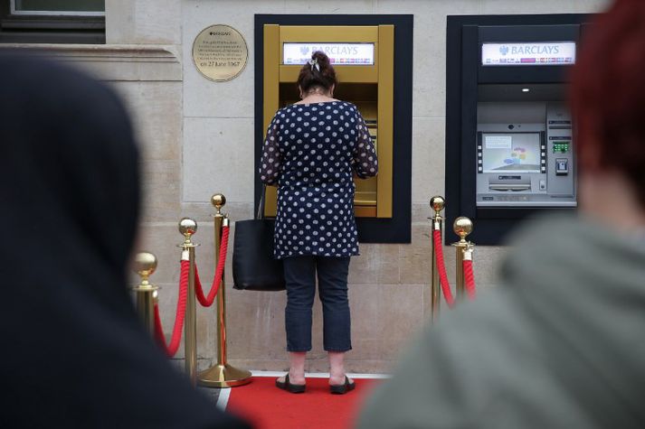 Rauðum dregli var komið fyrir fyrir framan hraðbankann í Enfield-útibúi Barclays í dag.