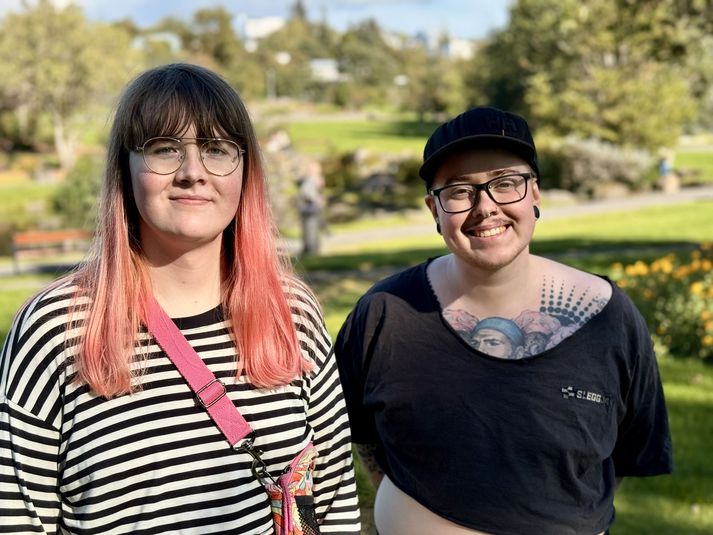 Reyn Alpha Magnúsdóttir forseti Trans Íslands til vinstri og Jóhann Kristian Jóhannsson meðstjórnandi til hægri. 